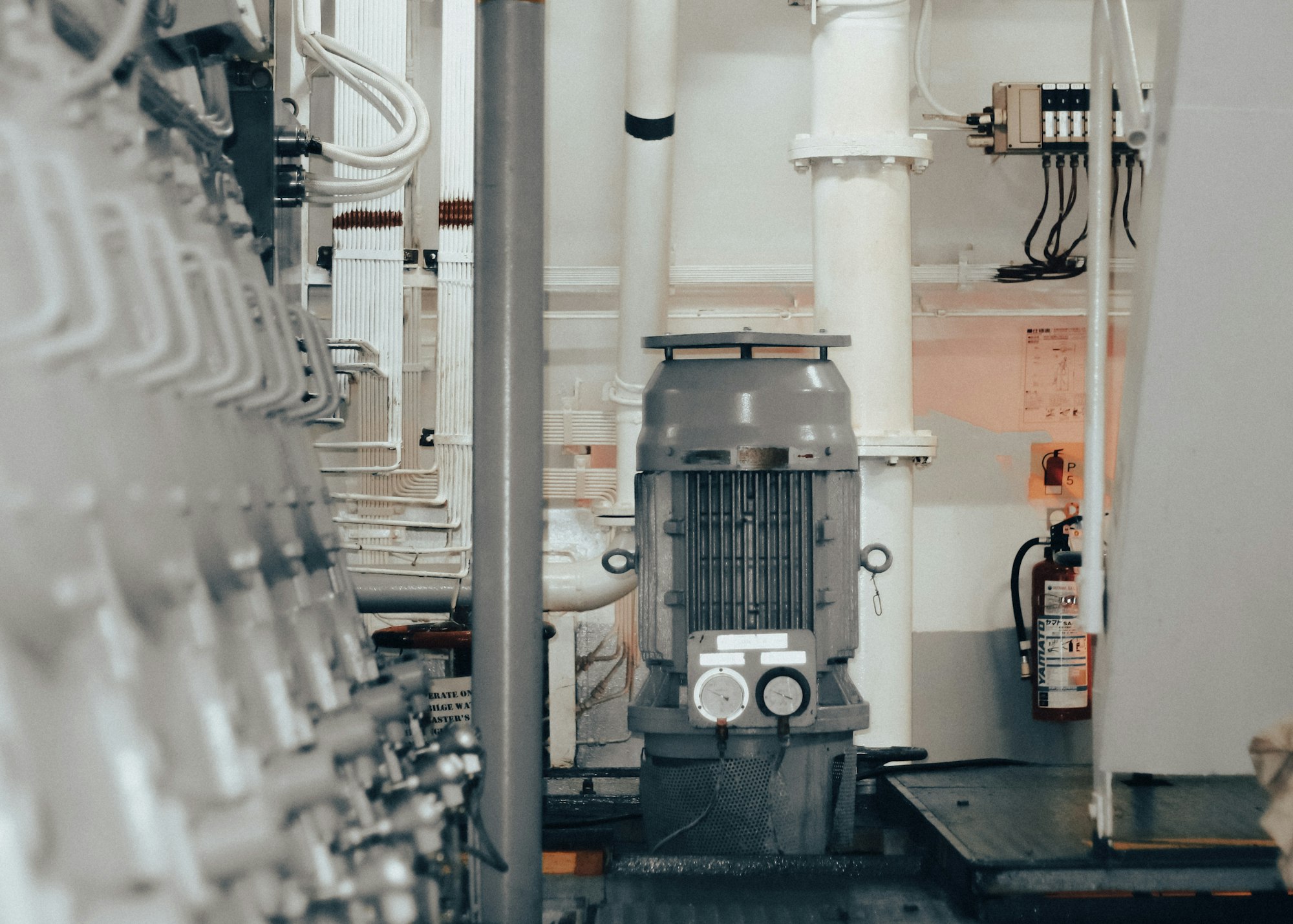 Technische Anlage für Kraft-Wärme-Kopplung im Industrieumfeld